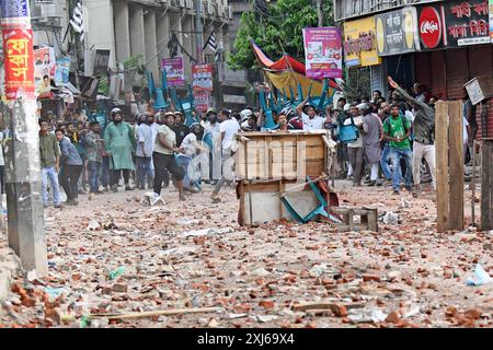 Dhaka, Bangladesch. Juli 2024. Anti-Quoten-Demonstranten und Studenten, die den herrschenden Kampf der Awami League Party in Dhaka unterstützen. (Foto: Piyas Biswas/SOPA Images/SIPA USA) Credit: SIPA USA/Alamy Live News Stockfoto