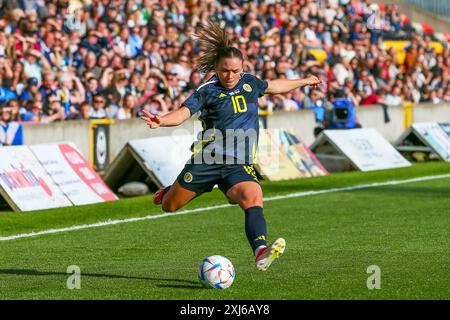 Glasgow, Großbritannien. Juli 2024. Schottland spielte Serbien im Firhill Stadium in Glasgow, Schottland, Großbritannien in der Qualifikation der Frauen-Europameisterschaft 2025. Das Ergebnis war Schottland mit 1:0, Serbien und das Siegtor erzielte Kirsty Hanson (Schottland 10) in 42 Minuten. Hanson wurde auch als Spieler des Spiels ausgezeichnet. Quelle: Findlay/Alamy Live News Stockfoto