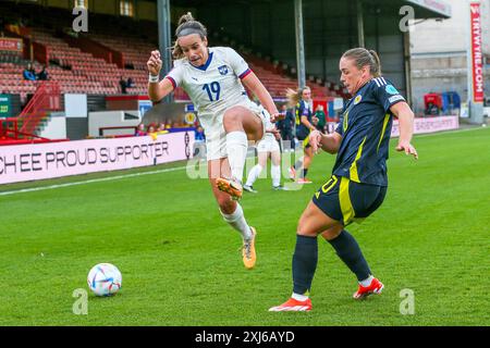 Glasgow, Großbritannien. Juli 2024. Schottland spielte Serbien im Firhill Stadium in Glasgow, Schottland, Großbritannien in der Qualifikation der Frauen-Europameisterschaft 2025. Das Ergebnis war Schottland mit 1:0, Serbien und das Siegtor erzielte Kirsty Hanson (Schottland 10) in 42 Minuten. Hanson wurde auch als Spieler des Spiels ausgezeichnet. Quelle: Findlay/Alamy Live News Stockfoto