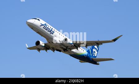 Everett, WA, USA - 11. Juli 2024; Alaska Horizon Airlines Embraer 175 N632QX fliegen isoliert gegen blauen Himmel Stockfoto