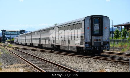 Mukilteo, WA, USA - 11. Juli 2024; Amtrak Empire Builder-Nachtzug fährt über Mukilteo in Richtung Seattle Stockfoto