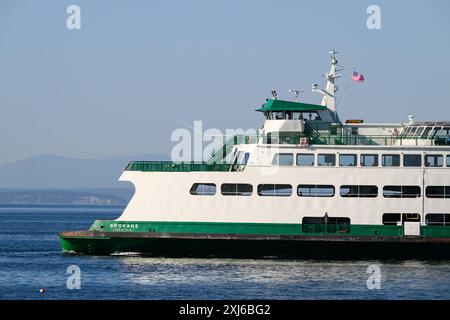 Edmonds, WA, USA - 15. Juli 2024; Washington State Car Ferry MV Spokane ruhiges Segeln auf ruhigem Wasser Stockfoto