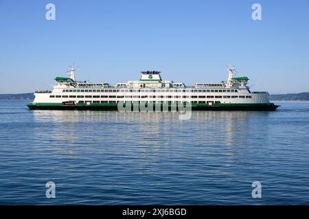 Edmonds, WA, USA - 15. Juli 2024; Washington State Car Ferry MV Puyallup Segeln auf ruhigem blauem Wasser Stockfoto