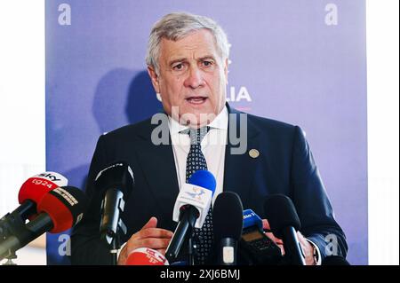 Villa San Giovanni, Italien. Juli 2024. Vizepräsident Antonio Tajani spricht mit Journalisten am G7-Veranstaltungsort Vizepräsident Antonio Tajani, italienischer Minister für auswärtige Angelegenheiten und internationale Zusammenarbeit, hielt bei der Sitzung des Handelsministers der Gruppe der Sieben (G7) in Villa San Giovanni, Italien, eine Pressemitteilung mit Journalisten ab. Quelle: SOPA Images Limited/Alamy Live News Stockfoto