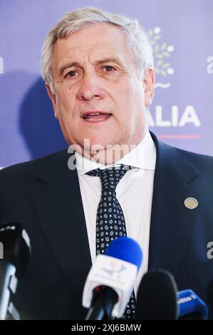 Villa San Giovanni, Italien. Juli 2024. Vizepräsident Antonio Tajani spricht mit Journalisten am G7-Veranstaltungsort Vizepräsident Antonio Tajani, italienischer Minister für auswärtige Angelegenheiten und internationale Zusammenarbeit, hielt bei der Sitzung des Handelsministers der Gruppe der Sieben (G7) in Villa San Giovanni, Italien, eine Pressemitteilung mit Journalisten ab. Quelle: SOPA Images Limited/Alamy Live News Stockfoto