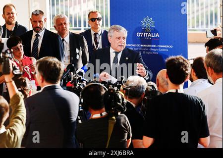 Villa San Giovanni, Italien. Juli 2024. Vizepräsident Antonio Tajani spricht mit Journalisten am G7-Veranstaltungsort Vizepräsident Antonio Tajani, italienischer Minister für auswärtige Angelegenheiten und internationale Zusammenarbeit, hielt bei der Sitzung des Handelsministers der Gruppe der Sieben (G7) in Villa San Giovanni, Italien, eine Pressemitteilung mit Journalisten ab. Quelle: SOPA Images Limited/Alamy Live News Stockfoto