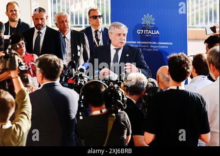 Villa San Giovanni, Italien. Juli 2024. Vizepräsident Antonio Tajani spricht mit Journalisten am G7-Veranstaltungsort Vizepräsident Antonio Tajani, italienischer Minister für auswärtige Angelegenheiten und internationale Zusammenarbeit, hielt bei der Sitzung des Handelsministers der Gruppe der Sieben (G7) in Villa San Giovanni, Italien, eine Pressemitteilung mit Journalisten ab. Quelle: SOPA Images Limited/Alamy Live News Stockfoto