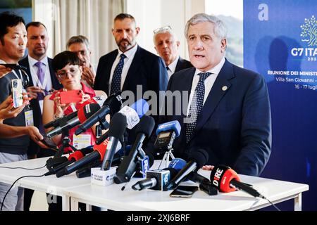 Villa San Giovanni, Italien. Juli 2024. Vizepräsident Antonio Tajani spricht mit Journalisten am G7-Veranstaltungsort Vizepräsident Antonio Tajani, italienischer Minister für auswärtige Angelegenheiten und internationale Zusammenarbeit, hielt bei der Sitzung des Handelsministers der Gruppe der Sieben (G7) in Villa San Giovanni, Italien, eine Pressemitteilung mit Journalisten ab. Quelle: SOPA Images Limited/Alamy Live News Stockfoto