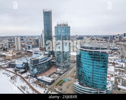 Jekaterinburg-Stadt mit Gebäuden der Regionalregierung und des Parlaments, Dramatisches Theater, Iset-Turm, Yeltsin-Zentrum, Panoramablick bei Sonnenuntergang im Winter Stockfoto
