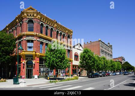 Port Townsend, WA, USA - 15. Juli 2024; Blick auf das James and Hastings Building und die Water Street im Sommer Stockfoto