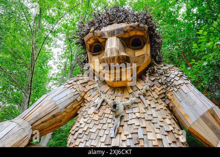 Bainbridge Island, WA, USA - 15. Juli 2024; Blick auf den künstlerischen Troll Pia, den Friedenswächter von Thomas Dambo im Sakai Park Stockfoto