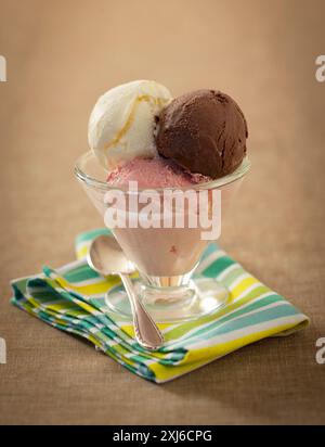 Eisbecher mit 3 Geschmacksrichtungen Stockfoto
