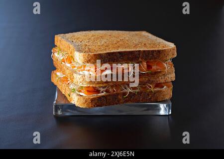 Geräucherter Lachs Club sandwich Stockfoto