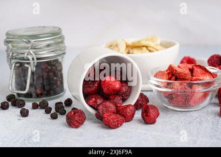 Schüsseln mit verschiedenen gefriergetrockneten Früchten auf hellem Hintergrund Stockfoto