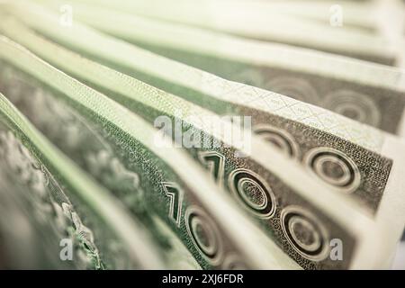 Macro Shot zeigt das komplizierte Design und die Texturen der gestapelten 100 polnischen Zloty-Banknoten. Detaillierte Sicherheitsfunktionen werden erfasst, dieses Bild ist emphasi Stockfoto