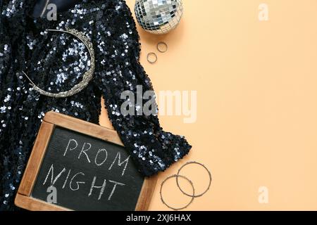 Tafel mit Text ABSCHLUSSBALL NACHT, Kleid und Diadem auf beigefarbenem Hintergrund Stockfoto