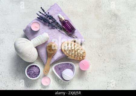 Schöne Komposition mit Badvorräten, Meersalz und Flasche Lavendelöl auf Grunge-Hintergrund Stockfoto