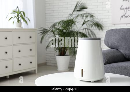Moderner Luftbefeuchter auf Couchtisch und Kommode im Wohnzimmer Stockfoto