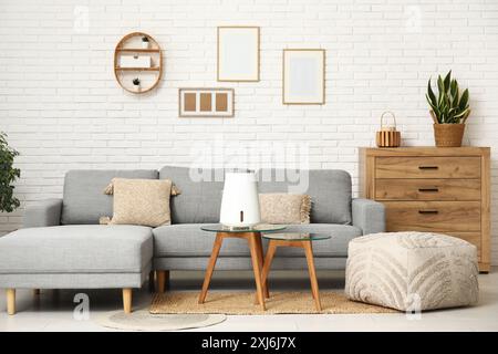 Graues Sofa, Couchtisch und moderner Luftbefeuchter im Wohnzimmer Stockfoto