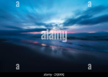 Moody Sonnenuntergang über dem Ostseestrand, Litauen Stockfoto