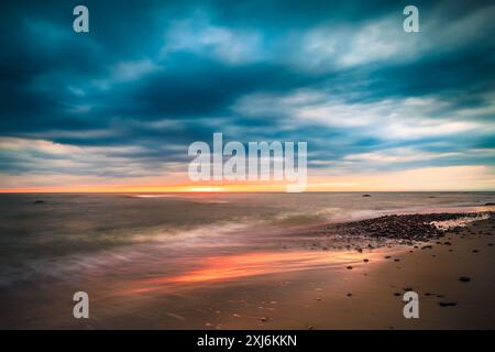 Moody Sonnenuntergang über dem Ostseestrand, Litauen Stockfoto