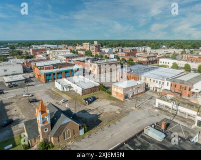 Blick aus der Vogelperspektive auf Rocky Mount Nash County North Carolina, eine typische Kleinstadt der USA mit Hauptstraße, methodistischer Kirche und öffentlichen Gebäuden Stockfoto