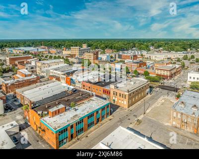 Blick aus der Vogelperspektive auf Rocky Mount Nash County North Carolina, eine typische Kleinstadt der USA mit Hauptstraße, methodistischer Kirche und öffentlichen Gebäuden Stockfoto