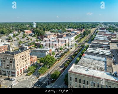 Blick aus der Vogelperspektive auf Rocky Mount Nash County North Carolina, eine typische Kleinstadt der USA mit Hauptstraße, methodistischer Kirche und öffentlichen Gebäuden Stockfoto