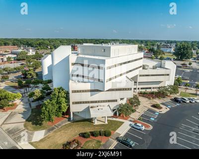 Blick aus der Vogelperspektive auf Rocky Mount Nash County North Carolina, eine typische Kleinstadt der USA mit Hauptstraße, methodistischer Kirche und öffentlichen Gebäuden Stockfoto