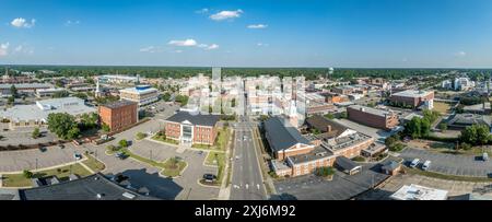 Blick aus der Vogelperspektive auf Rocky Mount Nash County North Carolina, eine typische Kleinstadt der USA mit Hauptstraße, methodistischer Kirche und öffentlichen Gebäuden Stockfoto