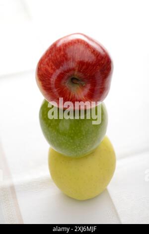 Drei gestapelte Äpfel Stockfoto