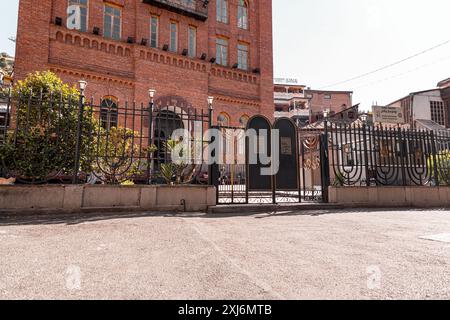 Tiflis, Georgien – 24. JUNI 2024: Die große Synagoge von Tiflis ist eine orthodoxe jüdische Gemeinde und Synagoge in der Leselidse-Straße in Tiflis, Geor Stockfoto