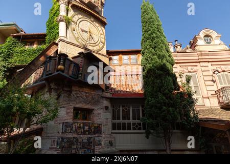 Tiflis, Georgien - 24. JUNI 2024: Der Uhrenturm des Marionettentheaters Rezo Gabriadze ist ein einzigartiges und ikonisches Wahrzeichen in Tiflis, Georgien Stockfoto