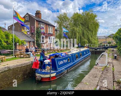 Die aufgehende Sonne und das Kanalboot Berkhamsted Stockfoto