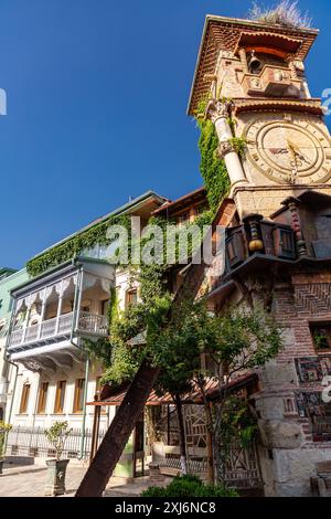 Tiflis, Georgien - 24. JUNI 2024: Der Uhrenturm des Marionettentheaters Rezo Gabriadze ist ein einzigartiges und ikonisches Wahrzeichen in Tiflis, Georgien Stockfoto