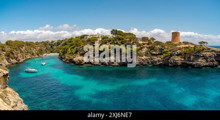 Aus der Vogelperspektive auf Boote, die in einer Bucht vertäut sind, Cala Pi, Llucmajor, Mallorca, Balearen, Spanien Stockfoto