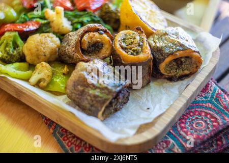 Nahaufnahme gegrillter Salonbrötchen mit Pesto und verschiedenen gerösteten Gemüsesorten Stockfoto