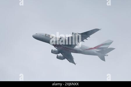 Düsseldorf, Deutschland - 21. Juni 2024: Airbus A380-861 von Emirates Airline (Registrierungsnummer: A6-EOR) am Himmel über Düsseldorf Stockfoto