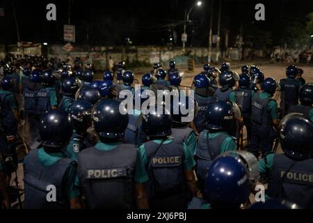 Dhaka, Bangladesch. Juli 2024. Bangladeschs Aufstandspolizisten nehmen während der Auseinandersetzungen zwischen Aktivisten der Quotenreform und der regierenden Awami-Liga-Partei Stellung vor dem New Market. Mindestens sechs Menschen wurden in Dhaka, Chittagong und Rangpur getötet und mehrere hundert wurden verletzt. Die Polizei und die regierenden Mitglieder der Awami-Liga konfrontierten die Aktivisten der Quotenreform am zweiten Tag. (Foto: Sultan Mahmud Mukut/SOPA Images/SIPA USA) Credit: SIPA USA/Alamy Live News Stockfoto