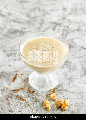 piña Colada-Stil Ananas-, Kokos-, Walnuss- und Hanfprotein Kokos-Milchshake Stockfoto