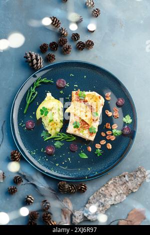 Kabeljau in Haferbrei gekocht mit Haselnussbutter, knusprigen Äpfeln, Granny Smith Apfel und Senfsamen Chutney Stockfoto