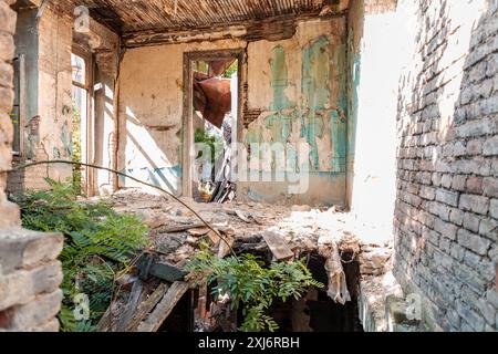 Verlassene und teilweise zerfallene traditionelle georgianische Wohnung in der Altstadt von Tiflis, Georgien. Stockfoto