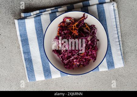 Blick von oben auf einen Teller Rotkohl- und Karottensalat auf einer gefalteten Serviette Stockfoto