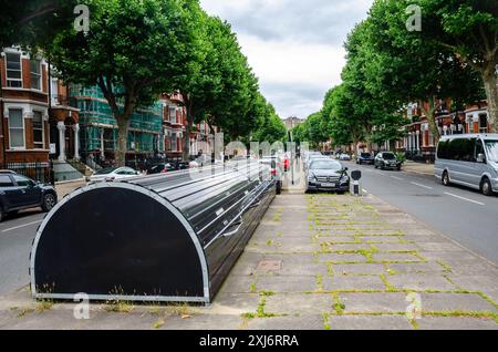 Ein Fahrradunterstand im Zentrum der Sutherland Avenue in London, Großbritannien Stockfoto