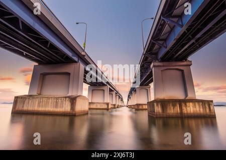 Biwako Ohashi Bridge (Lake Biwa Bridge) über den See Biwa bei Sonnenuntergang, Moriyama, Shiga, Japan Stockfoto