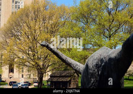 Dippy the Dinosaur steht vor dem Natural History Museum in Pittsburgh Stockfoto