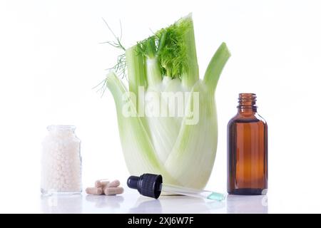 Fenchelknolle, Granulat, Apsules, kleine Flasche ätherischen Öls und Tropfer und auf weißem Hintergrund Stockfoto