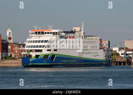 Portsmouth, England, Großbritannien. 20.06.2024. Eine Fähre zur Isle of Wight, Victoria of Wight, die von Portsmouth Harbour UK abfährt. Stockfoto