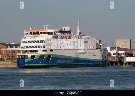 Portsmouth, England, Großbritannien. 20.06.2024. Eine Fähre zur Isle of Wight, Victoria of Wight, die von Portsmouth Harbour UK abfährt. Stockfoto