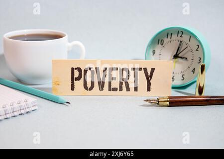 Armut Wort auf Holzblock geschrieben. Armut Text auf Zementtisch für Ihr Design, Konzept. Stockfoto